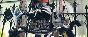 Nach dem Mord an drei Fotografen fordern deren Kollegen mit einem besonderen Trauergebinde an einem Regierungsgebäude in Mexiko City die Behörden zum Handeln auf. Foto: pa