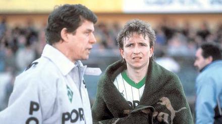Heimspiel, Meier? Trainer Otto Rehhagel (links) ließ Norbert Meier bei Werder Bremen oft nur im eigenen Stadion länger mitspielen. 
