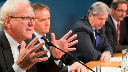 Auf dem Schleudersitz: Der Geschäftsführer Technik/BBI der Berliner Flughäfen, Manfred Körtgen (links) steht in der Kritik. Neben ihm Flughafen-Chef Rainer Schwarz, Berlins Regierender Bürgermeister Klaus Wowereit (SPD) und Brandenburgs Ministerpräsident Matthias Platzeck (SPD). 