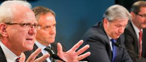 Auf dem Schleudersitz: Der Geschäftsführer Technik/BBI der Berliner Flughäfen, Manfred Körtgen (links) steht in der Kritik. Neben ihm Flughafen-Chef Rainer Schwarz, Berlins Regierender Bürgermeister Klaus Wowereit (SPD) und Brandenburgs Ministerpräsident Matthias Platzeck (SPD). 