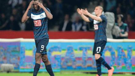 Unglaublich. Adrian Ramos hatte per Kopf die Riesenchance zum 2:0, doch der Ball segelte am Tor vorbei. Wenige Minuten später unterlief ihm nach einem Freistoß der Düsseldorfer per Kopf ein Eigentor. Mitspieler Änis Ben-Hatira (r.) kann es nicht fassen. Foto: dpa