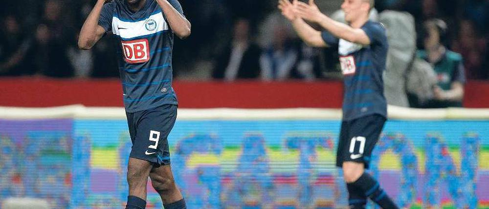 Unglaublich. Adrian Ramos hatte per Kopf die Riesenchance zum 2:0, doch der Ball segelte am Tor vorbei. Wenige Minuten später unterlief ihm nach einem Freistoß der Düsseldorfer per Kopf ein Eigentor. Mitspieler Änis Ben-Hatira (r.) kann es nicht fassen. Foto: dpa
