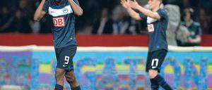 Unglaublich. Adrian Ramos hatte per Kopf die Riesenchance zum 2:0, doch der Ball segelte am Tor vorbei. Wenige Minuten später unterlief ihm nach einem Freistoß der Düsseldorfer per Kopf ein Eigentor. Mitspieler Änis Ben-Hatira (r.) kann es nicht fassen. Foto: dpa