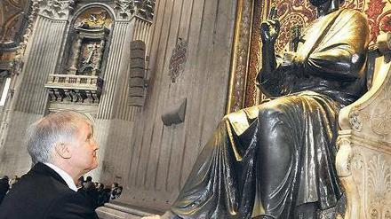 Eng verbunden. Um der katholischen Kirche Einfluss auf die Wertevermittlung zu sichern, erlaubte ihr Bayern vor Jahrzehnten die Mitsprache bei bestimmten Berufungen. – Im Bild Bayerns Ministerpräsdient Horst Seehofer beim Besuch des Vatikan. 