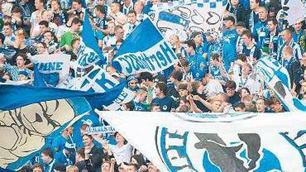 Nicht ausverkauft, aber voll. 68 041 Fans sahen Herthas Niederlage. Foto: dapd