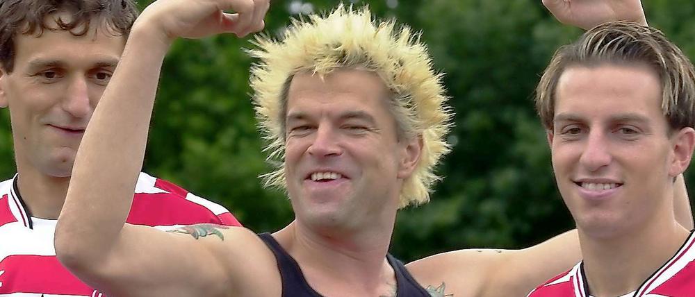 Campino von den "Hosen", Fortuna vor dem Absturz: Das Leben ist nicht leicht für Düsseldorfer - für Fans weckt dieses Foto aus dem Jahr 2001 ungute Erinnerungen. Vor allem wegen der Zeit, die darauf folgte. 