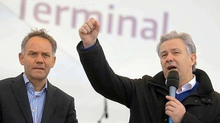 Publikumstage auf dem Hauptstadtflughafen. Berlins Regierender Bürgermeister Klaus Wowereit (rechts, SPD) und der Geschäftsführer des Flughafen Berlin-Brandenburg (BER), Rainer Schwarz, gemeinsam auf der Bühne. 