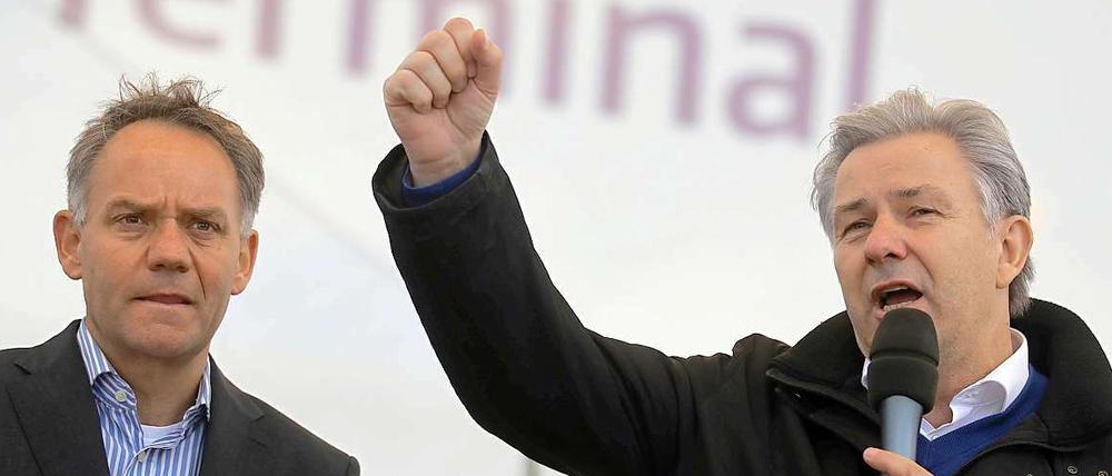 Publikumstage auf dem Hauptstadtflughafen. Berlins Regierender Bürgermeister Klaus Wowereit (rechts, SPD) und der Geschäftsführer des Flughafen Berlin-Brandenburg (BER), Rainer Schwarz, gemeinsam auf der Bühne.
