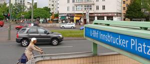 Hier führt der Autobahnverkehr rüber. Am U- und S-Bahnhof Innsbrucker Platz rollt jetzt wieder der Verkehr. 