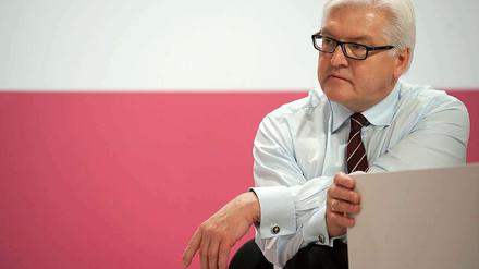 Zurechtgerückt. SPD-Fraktionschef Frank-Walter Steinmeier spürt Gegenwind. Kritiker sehen seinen Kurs gegenüber der Regierung als zu weich an. 