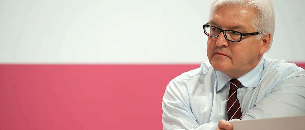 Zurechtgerückt. SPD-Fraktionschef Frank-Walter Steinmeier spürt Gegenwind. Kritiker sehen seinen Kurs gegenüber der Regierung als zu weich an. 