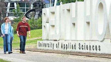 Unterwegs. Studierende auf dem Campus der Berliner Beuth-Hochschule, die bei Promotionen mit der TU Berlin kooperiert.