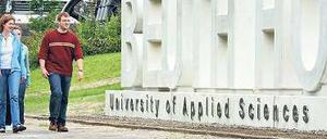 Unterwegs. Studierende auf dem Campus der Berliner Beuth-Hochschule, die bei Promotionen mit der TU Berlin kooperiert.
