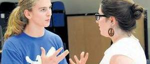 Im Dialog. David, 16, aus Prenzlauer Berg und Derman, 18, aus Neukölln bei Proben.