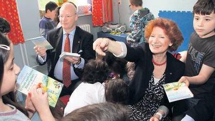 Leselustig. „Lesen lernen, Leben lernen“: Clubmitglieder Christoph Brewka und Barbara Groth schenken Grundschülern in der Erika-Mann-Schule in Wedding spezielle Lesebücher. 
