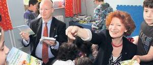 Leselustig. „Lesen lernen, Leben lernen“: Clubmitglieder Christoph Brewka und Barbara Groth schenken Grundschülern in der Erika-Mann-Schule in Wedding spezielle Lesebücher. 
