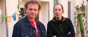 Unbefristet sicher. Genossenschaftsvorstand Ulf Heitmann (links) und Bewohner Andreas Döhler.