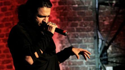 Rapper Najafi will sich trotz Todesdrohungen aus Iran den Mund nicht verbieten lassen.