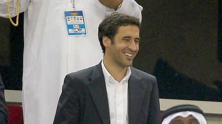 Da freut er sich. Raúl (Bildmitte) spielt künftig für den Al-Sadd Sports Club in Doha.