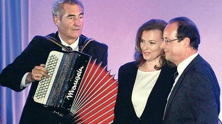 Gefühlte Volksnähe. Am Wahlabend des 6. Mai zeigte sich Hollande mit Partnerin Valérie Trierweiler und Akkordeonspieler in Tulle, seiner politischen Heimatstadt. 