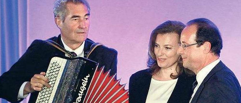 Gefühlte Volksnähe. Am Wahlabend des 6. Mai zeigte sich Hollande mit Partnerin Valérie Trierweiler und Akkordeonspieler in Tulle, seiner politischen Heimatstadt.
