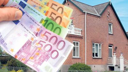 Bares Geld. Eine Umkehrhypothek kann über einen finanziellen Engpass hinweg helfen – etwa wenn die Rente nicht ausreicht. Immobilienbesitzer sollten sich aber gut beraten lassen, bevor sie sich für ein solches Finanzierungsmodell entscheiden. Foto: dpa