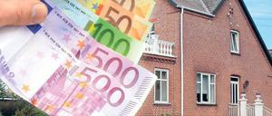 Bares Geld. Eine Umkehrhypothek kann über einen finanziellen Engpass hinweg helfen – etwa wenn die Rente nicht ausreicht. Immobilienbesitzer sollten sich aber gut beraten lassen, bevor sie sich für ein solches Finanzierungsmodell entscheiden. Foto: dpa