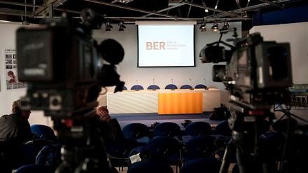 Hier hätte sie stattgefunden, wenn sie stattgefunden hätte: Der Raum in der Airportworld, wo schon alles für die Pressekonferenz vorbereitet war, in der Konsequenzen aus dem Flughafendebakel verkündet werden sollten.