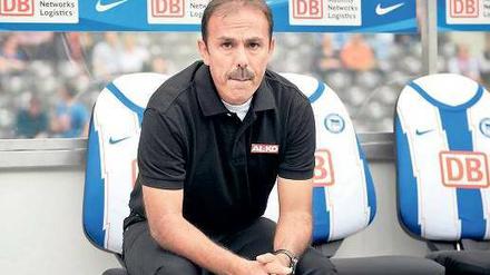 Die richtige Bank kennt er schon mal. Herthas neuer Trainer Jos Luhukay war in dieser Saison im November mit dem FC Augsburg in Berlin. Foto: dpa