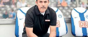 Die richtige Bank kennt er schon mal. Herthas neuer Trainer Jos Luhukay war in dieser Saison im November mit dem FC Augsburg in Berlin. Foto: dpa