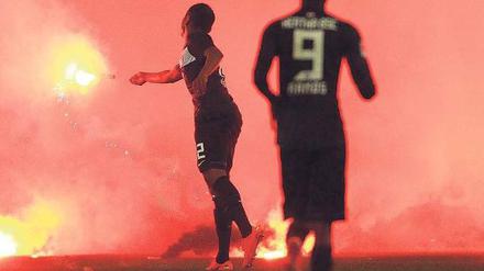 Im Fadenkreuz. In Düsseldorf warfen Hertha-Anhänger Bengalo-Fackeln, die bis zu 1600 Grad heiß brennen, auf die eigenen Spieler, wie hier Ronny (links). Foto: Reuters