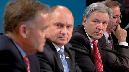 Müde Gesichter bei der Pressekonferenz: Die Konsequenzen wurden nach der Marathon-Sitzung in der Nacht am Donnerstagmittag verkündet.