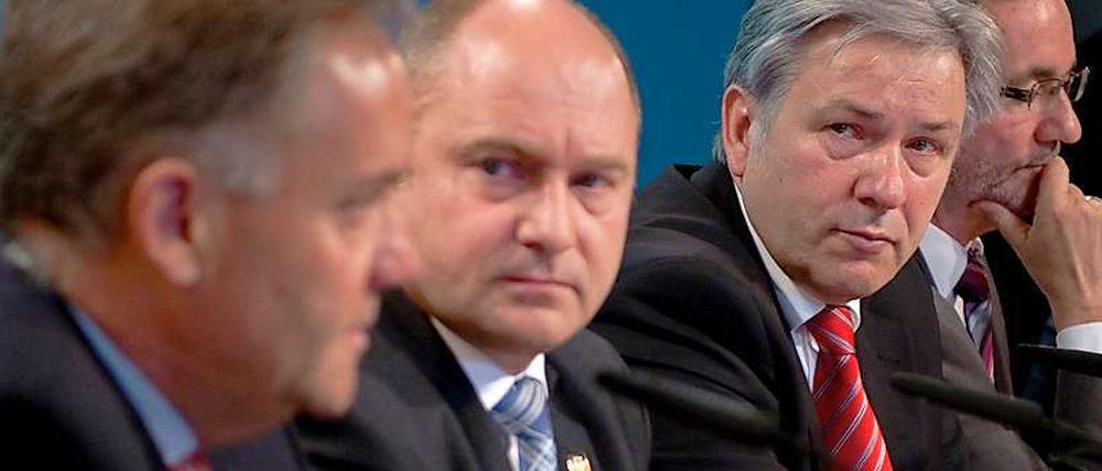 Müde Gesichter bei der Pressekonferenz: Die Konsequenzen wurden nach der Marathon-Sitzung in der Nacht am Donnerstagmittag verkündet.