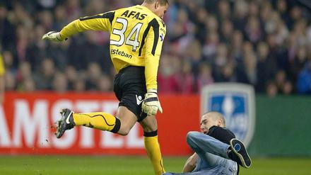 Alkmaar-Torhüter Esteban Alvarado flippt aus, nachdem er zuvor von dem Fan im Bild angegriffen worden war.