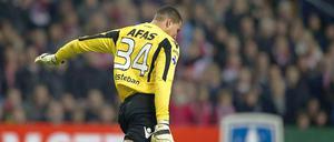 Alkmaar-Torhüter Esteban Alvarado flippt aus, nachdem er zuvor von dem Fan im Bild angegriffen worden war.