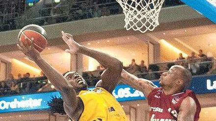 Mehr Mut. Albas Spieler um Torin Francis (links) müssen sich gewaltig strecken, wenn sie das Halbfinale noch erreichen wollen. Foto: dpa