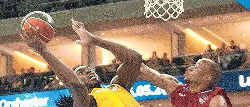 Mehr Mut. Albas Spieler um Torin Francis (links) müssen sich gewaltig strecken, wenn sie das Halbfinale noch erreichen wollen. Foto: dpa