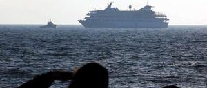 Zwei Israelis beobachten wie das Hilfsschiff Mavi Marmara von der israelischen Marine in den Hafen von Ashdod geleitet wird. Der Streit um den Angriff auf die Gaza-Hilfsflotte vor zwei Jahren hat das Verhältnis zwischen der Türkei und Israel zerrüttet.