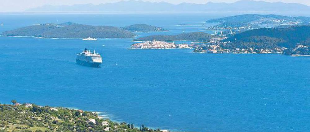 Eine gute Figur macht die „Queen Victoria“ inmitten der kroatischen Inselwelt. Zwölf Passagierdecks hat das Schiff – und wer ganz oben sitzt, kann hier tolle Ausblicke genießen. Der Cocktail dazu kostet 4, 50 US-Dollar. Foto: imagebroker/ vario images