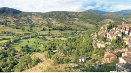 Harmonie in Grün. Das Örtchen Pennabilli, 45 Kilometer südlich von Rimini in der Emilia Romagna gelegen, weckt Sehnsüchte. Da möchte man gern mal seinen Espresso trinken.
