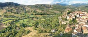 Harmonie in Grün. Das Örtchen Pennabilli, 45 Kilometer südlich von Rimini in der Emilia Romagna gelegen, weckt Sehnsüchte. Da möchte man gern mal seinen Espresso trinken.