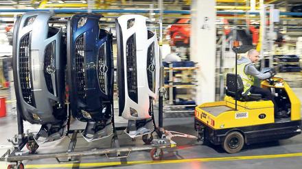 Mehr Autos, weniger Geld. Die Opel-Beschäftigten im britischen Ellesmere Port bauen künftig mehr Autos, arbeiten länger und bekommen trotzdem weniger Lohn. Dafür sind ihre Arbeitsplätze bis 2020 sicher. 