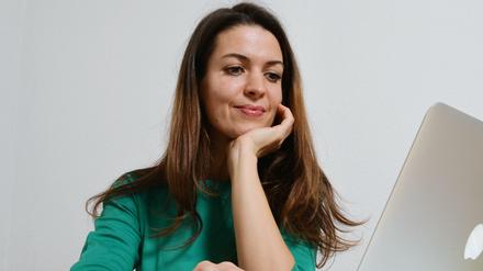 Frau auf Online-Partnersuche