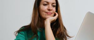 Frau auf Online-Partnersuche