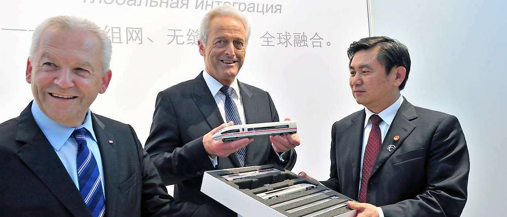 Das Modell des neuen ICE sieht schon ganz gut aus, findet Verkehrsminister Ramsauer (M.).
