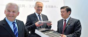 Das Modell des neuen ICE sieht schon ganz gut aus, findet Verkehrsminister Ramsauer (M.).