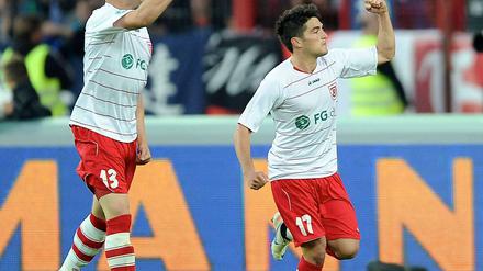 Der Regensburger Oliver Hein (r) bejubelt seinen Treffer zum 0:1 mit seinem Teamkollegen Jim-Patrick Müller.
