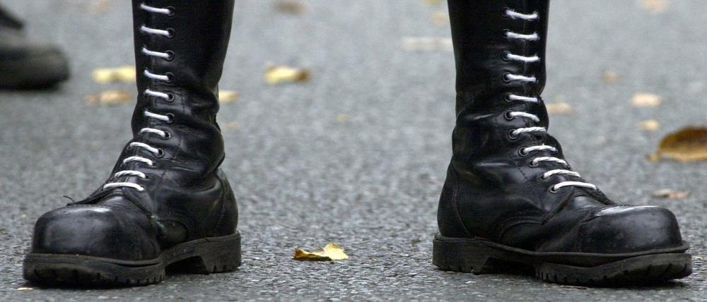 So genannte Springerstiefel trägt ein Teilnehmers einer Demonstration der rechten Szene (Archivfoto vom 21.10.2000, Dortmund). Der baden-württembergische Verfassungsschutz beobachtet mit Sorge ein verstärktes Werben rechtsextremistischer und neonazistischer Gruppen um Jugendliche. Foto: Bernd Thissen dpa/lnw/lsw (zu dpa-lsw-THEMA DES TAGES vom 04.01.2005) +++ dpa-Bildfunk +++