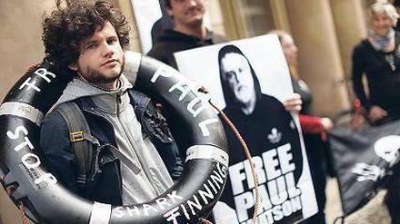 Freiheit für Paul Watson. Demonstranten vor dem Bundesjustizministerium. 
