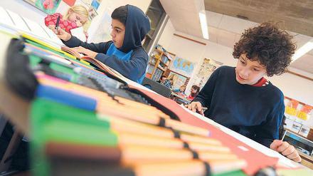 Konzentriert in die Zukunft. Die Nachfragen nach mehr Privatschulen in Berlin sind da: Kleinere Klassen und mehr individuelle Förderung sind die ausschlaggebenden Argumente. Foto: dpa